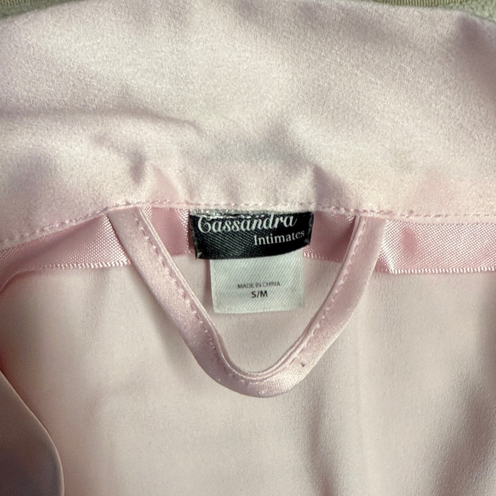 Elegant Pink Satin Robe - Picture 3 of 5